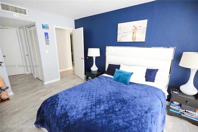 Building Photo - 600 NE 36th St