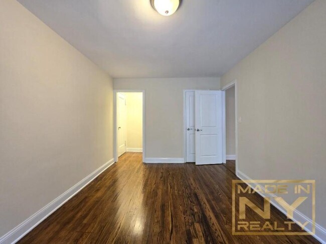 Building Photo - 1 bedroom in SUNNYSIDE GARDENS NY 11104