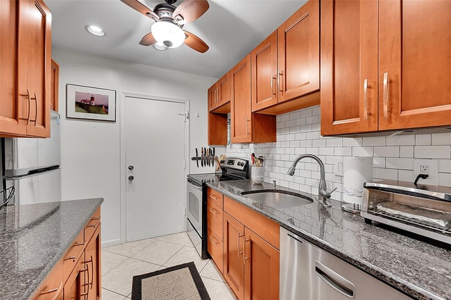 Building Photo - 2200 NE 66th St