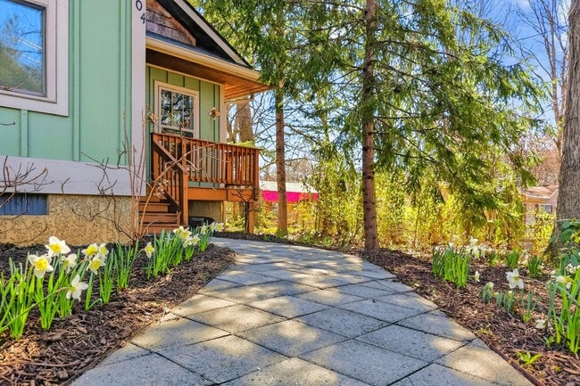 Building Photo - Black Mountain Long Term Rental!