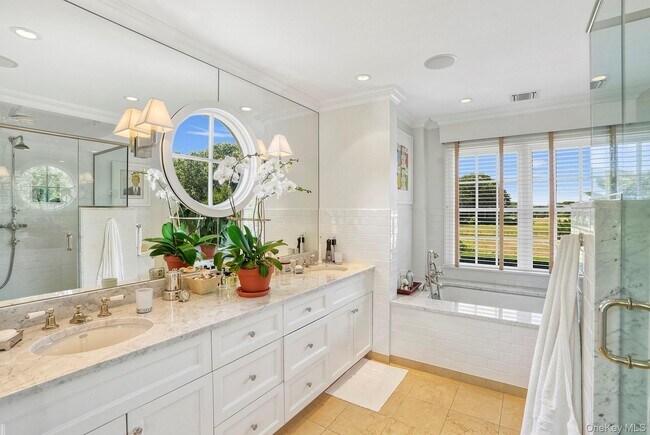 Building Photo - 10 Horse Meadow Ln