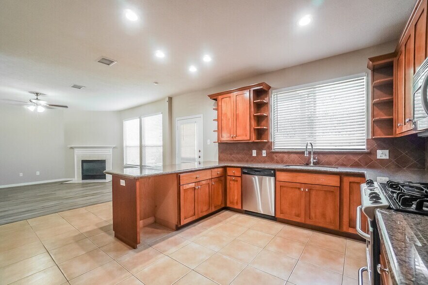 Building Photo - 21902 Willow Shadows Dr