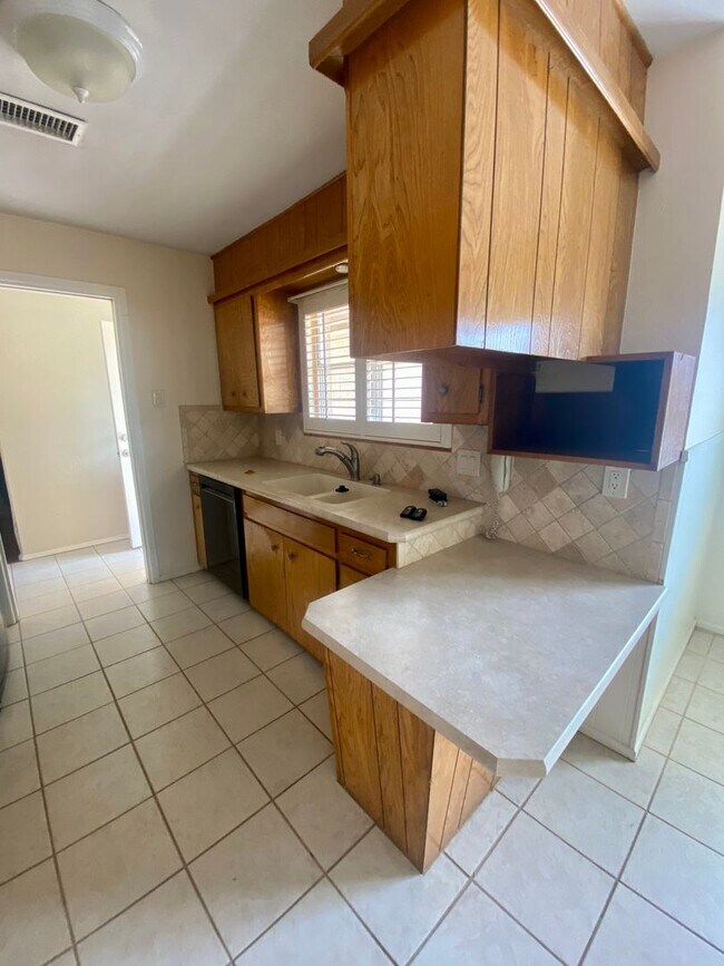 Building Photo - PRE-LEASING JULY.