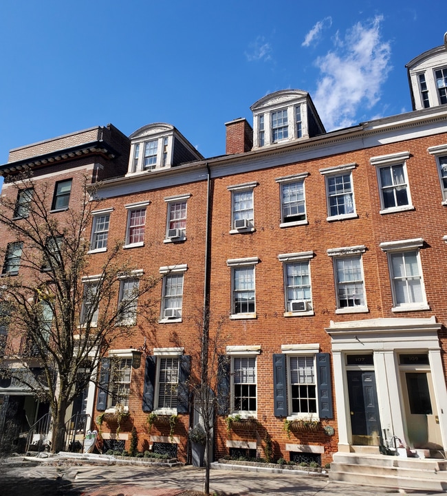 Building Photo - Old World Charm Second-Floor Apartment