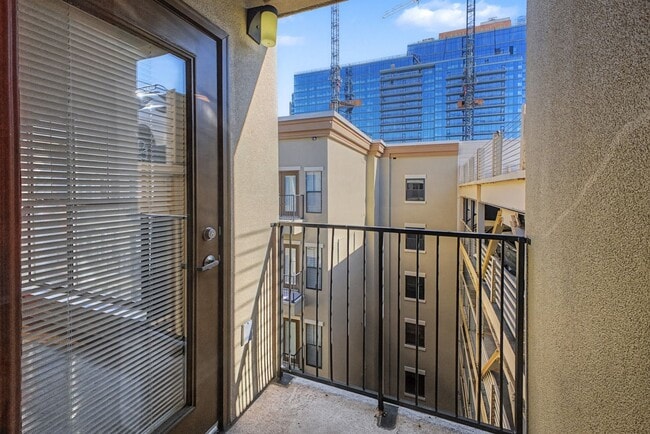 Building Photo - Penthouse-level 1 bed / 1 bath Condo at Bristol on Broadway