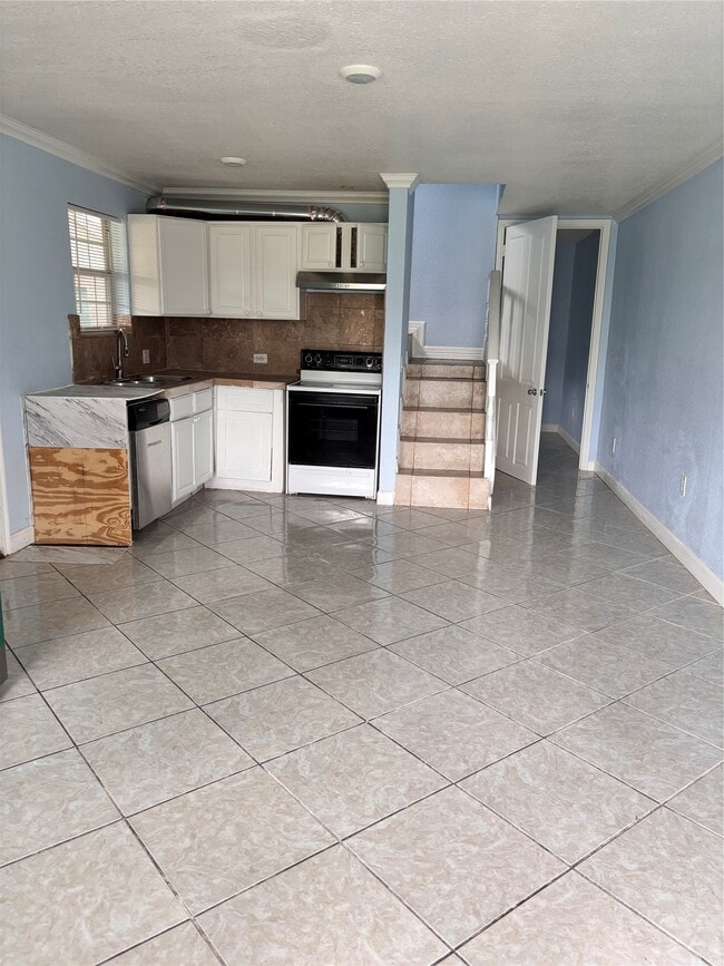 Building Photo - 7301 Ave