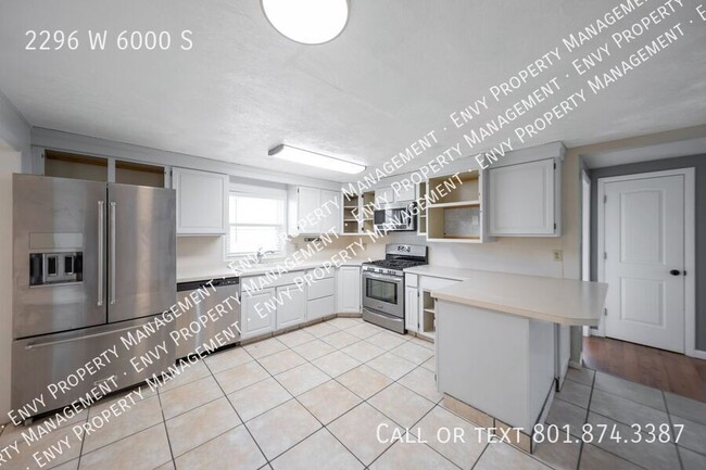 Building Photo - Spacious 3 Bed, 3 Bath Pet-Friendly Home w...