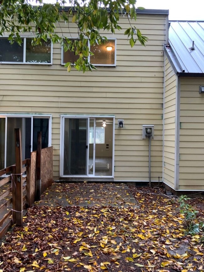 Building Photo - ** COMING SOON!** Cozy 2 Bed/1.5 Bath Cond...