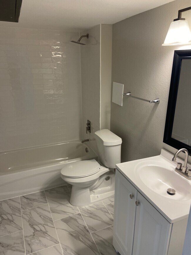 Building Photo - 5826 Sandhurst Ln