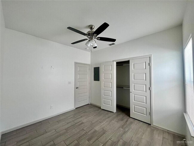 Building Photo - 1121 Shavano Dr