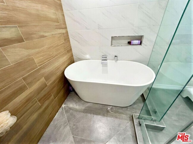 Building Photo - 5139 Balboa Blvd