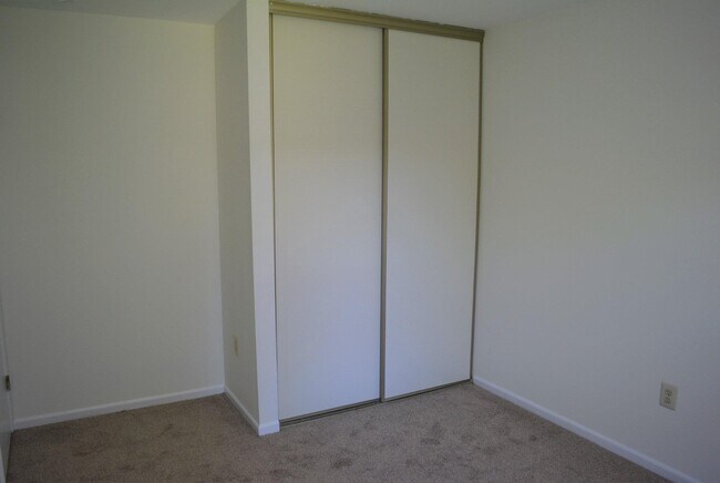Building Photo - 361 Kent Ln