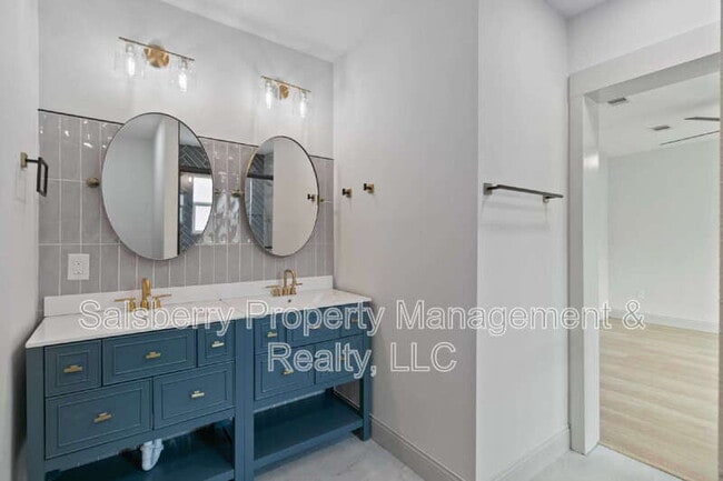 Building Photo - 2105 Tremont Ave