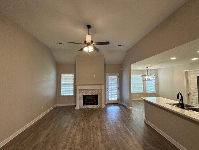 Building Photo - Available NOW in Southaven! Like New 3 BR/...