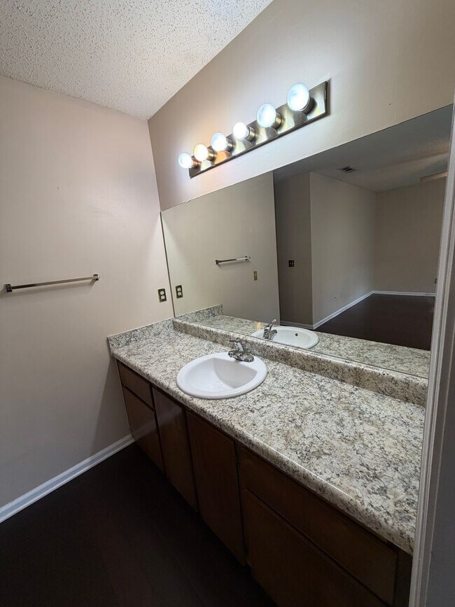 Building Photo - FOR RENT