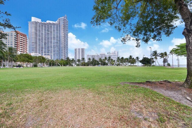 Building Photo - 2020 N Bayshore Dr