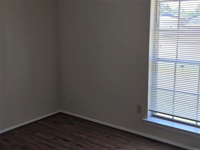 Building Photo - 262 Joyce St