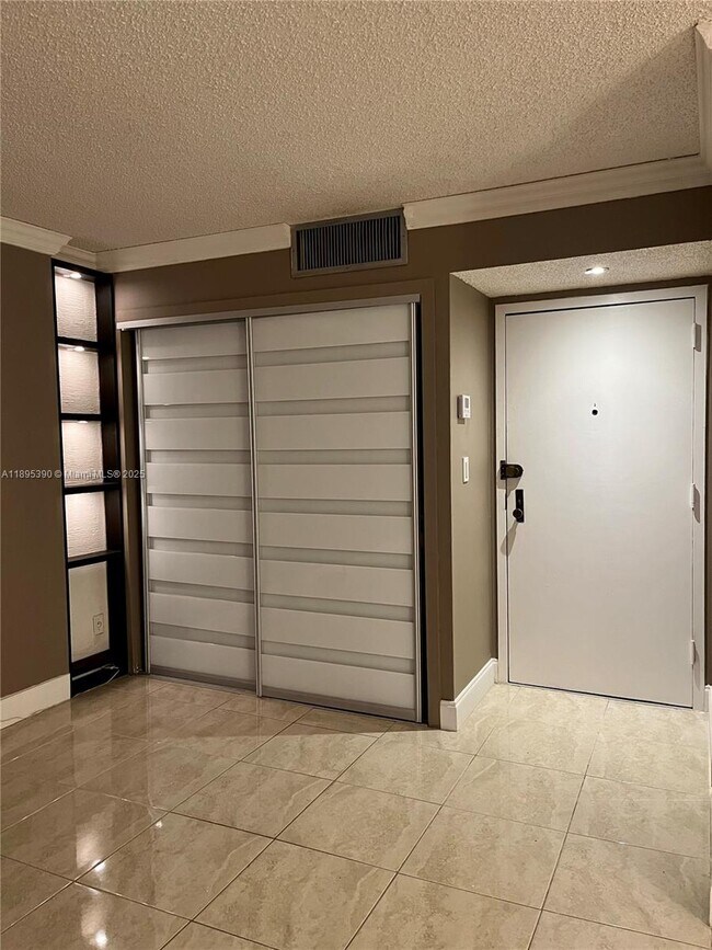 Building Photo - 16919 N Bay Rd