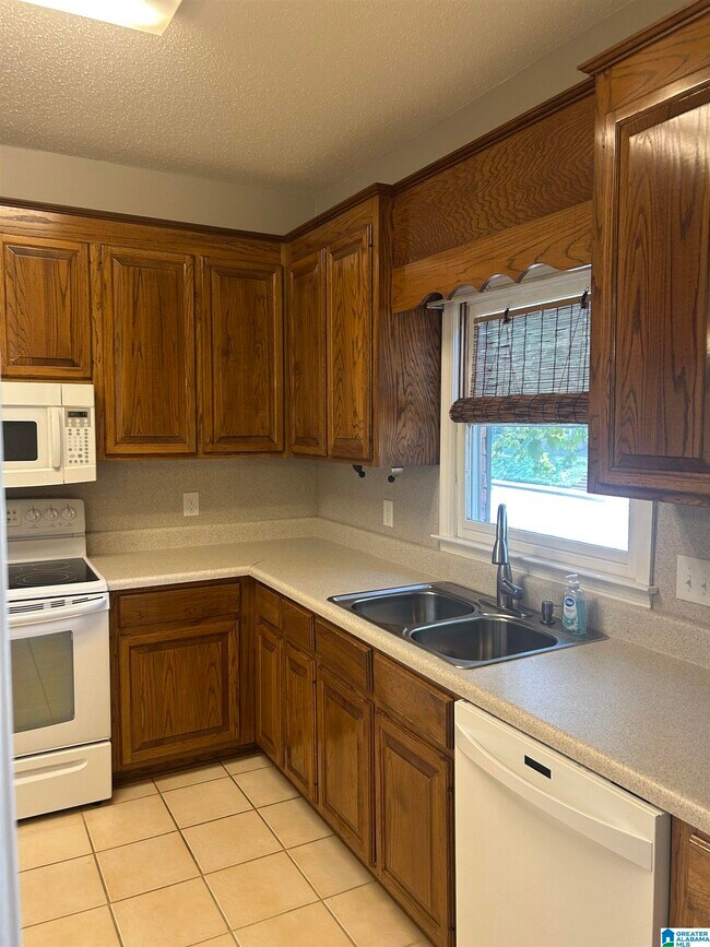 Building Photo - 2212 Ascot Ln