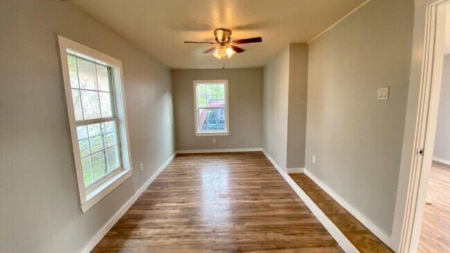 Building Photo - 433 Kayton Ave