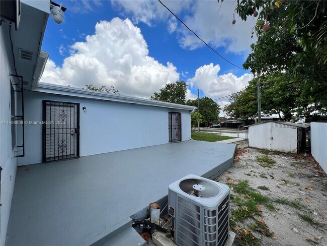 Building Photo - 1211 Rutland St