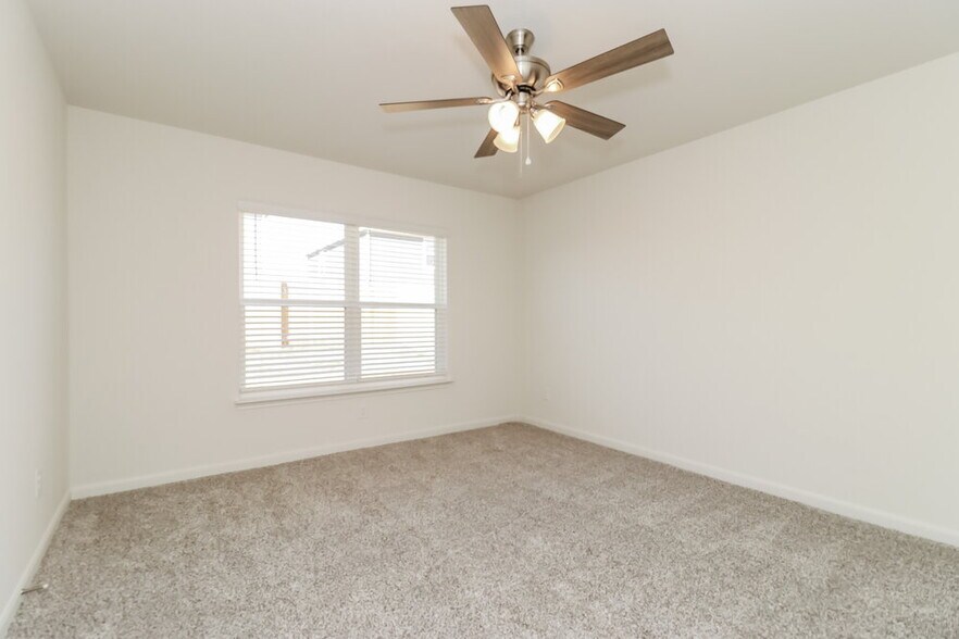 Building Photo - 1313 Woodwinds Dr