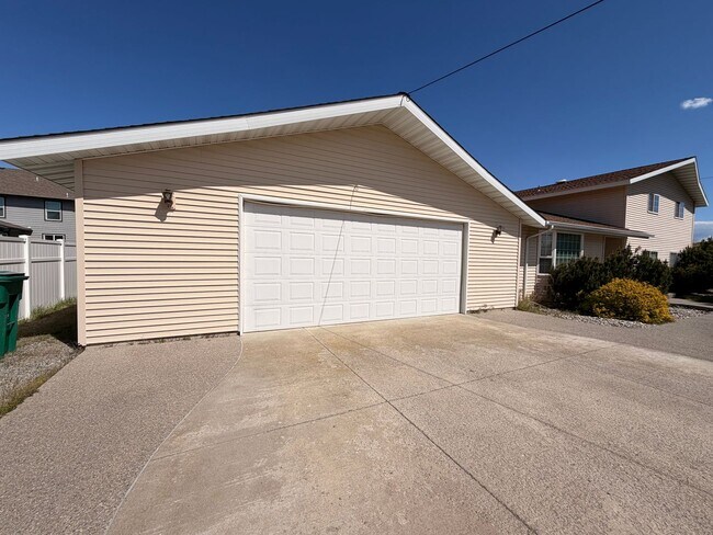 Building Photo - Spacious 3 Bed, 2.5 Bath House in Spokane Valley!