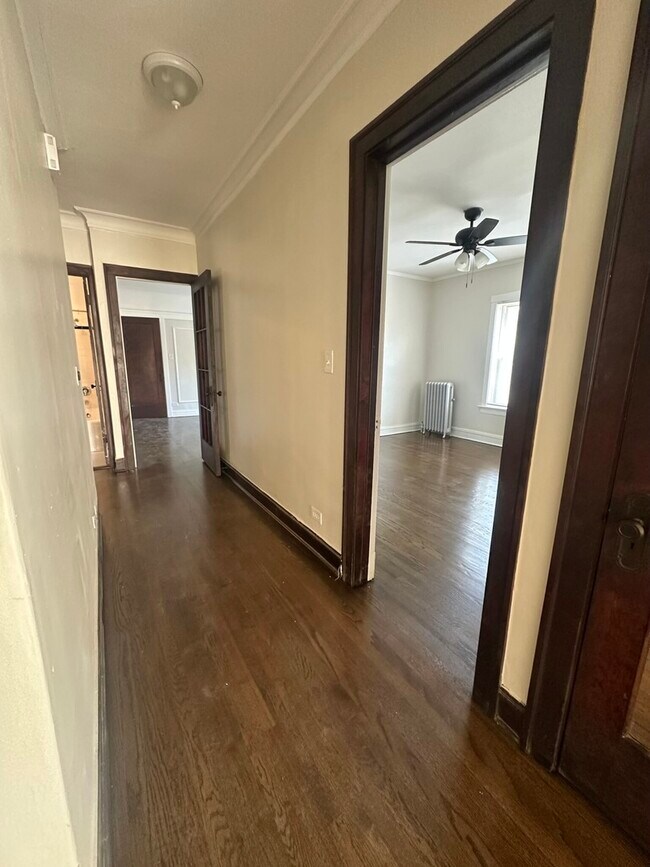 Building Photo - 1310 W Thorndale Ave