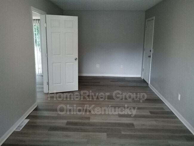 Building Photo - 973 Deerfield Ct