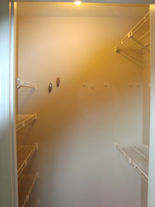 Building Photo - Three bedroom/2bathroom Condo available fo...