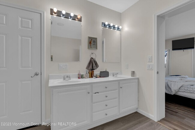 Building Photo - 374.5 W Park Ave