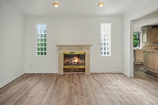 Building Photo - 615 Davis Ave