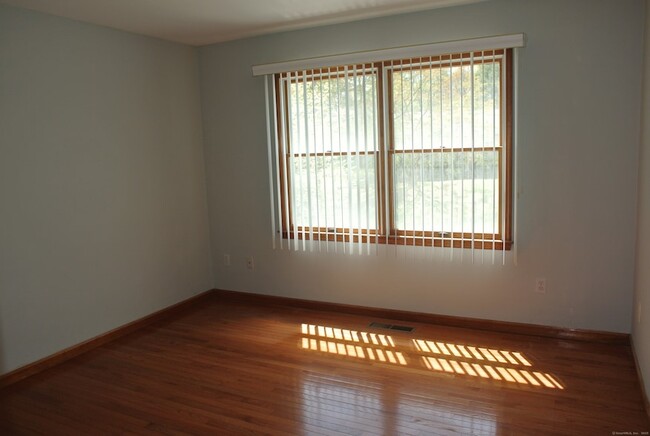 Building Photo - 302 Westwood Rd