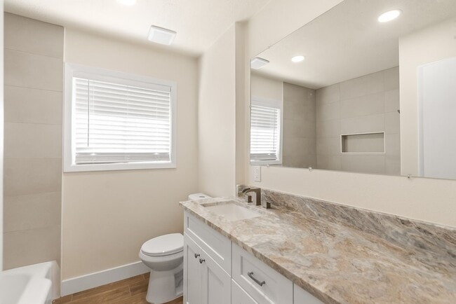 Building Photo - 821 Mark St