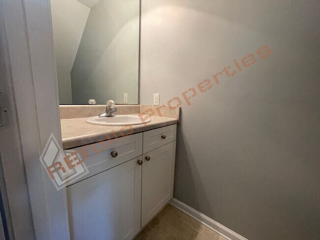 Building Photo - Great Location! 3 Story, 3 Bedrooms, 3.5 B...