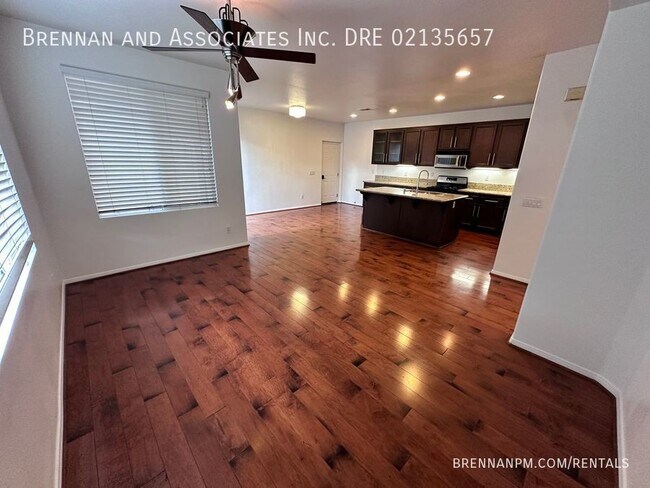 Building Photo - 3 bed, 2.5 bath Townhome, 2 Car Garage, Ea...