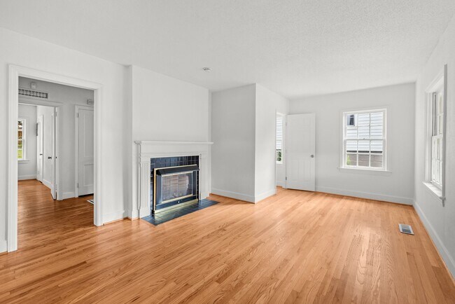 Building Photo - Charming 3 Bedroom 2 Bathroom Bungalow