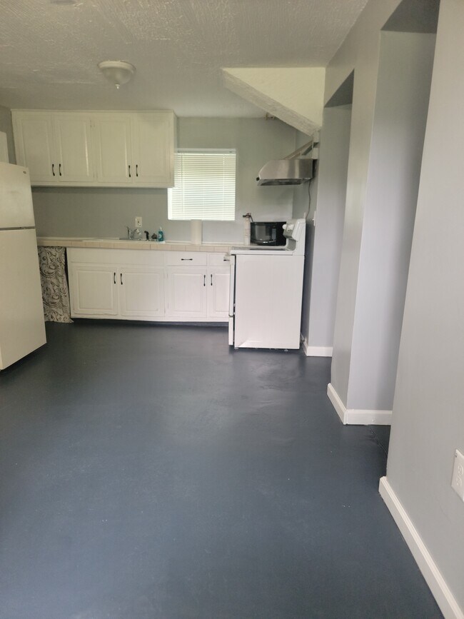 Kitchen - 1029 Hillcrest Dr SE