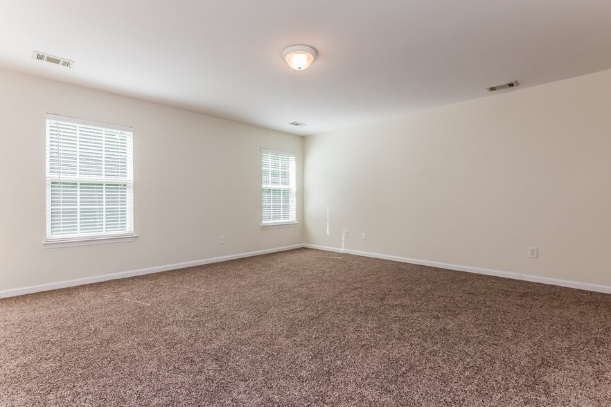 Building Photo - 2740 Mayfair Dr