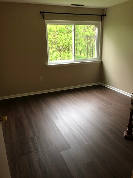 Building Photo - 1530 Creekside Rd