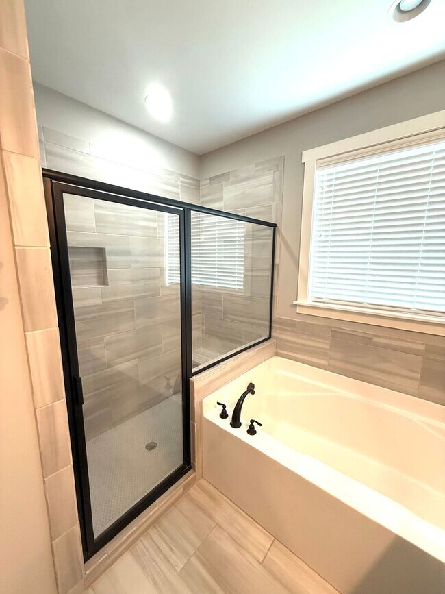 Building Photo - ** 4 Bed 2.5 Bath Located beside Park Cros...