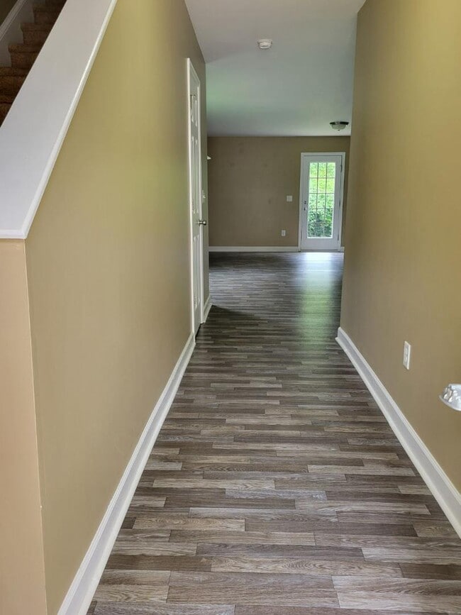 Building Photo - 320 Zach Dr