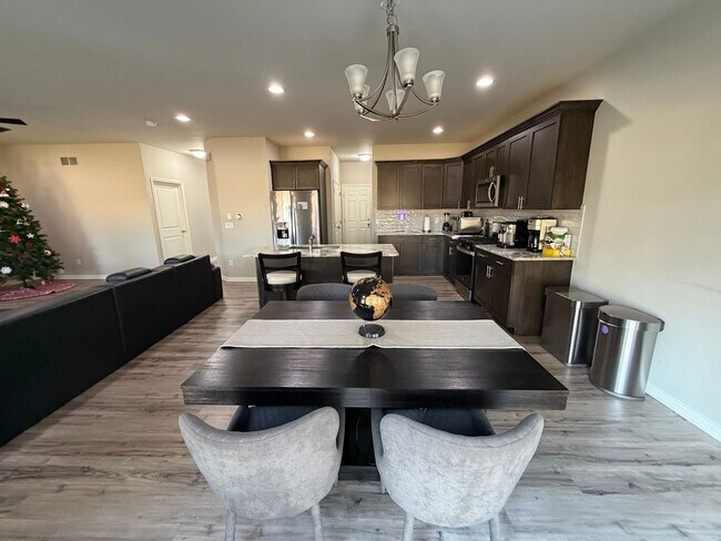 Building Photo - 13776 Grandeur Ave