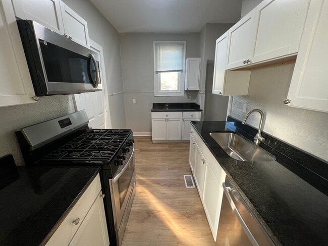 Building Photo - Charming 2 Bed 1 Bath