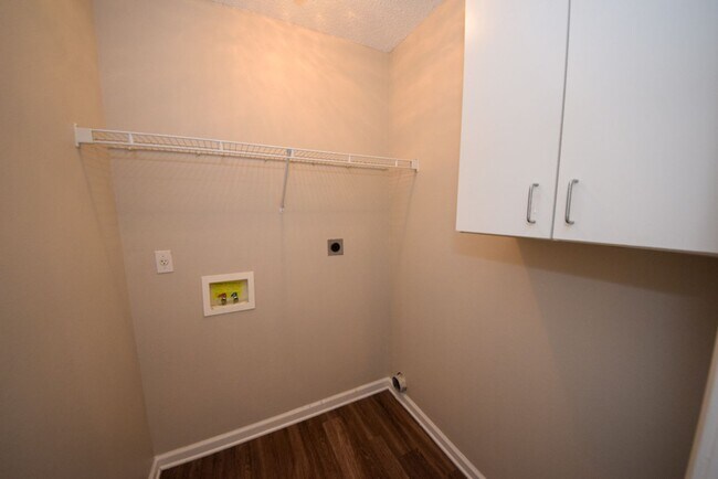 Building Photo - UPDATED and cute 2 bed 2 bath home.