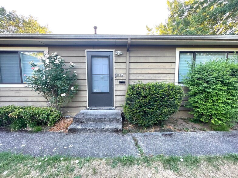Building Photo - 2036 SE Spokane St