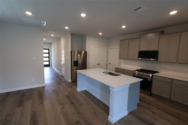 Building Photo - 7855 Bergamot Cir