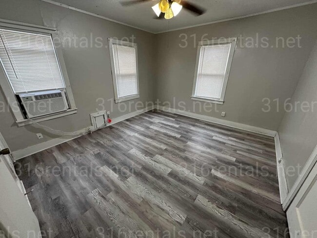 Building Photo - $825 - 2 bedroom/ 1 bathroom - Single Fami...