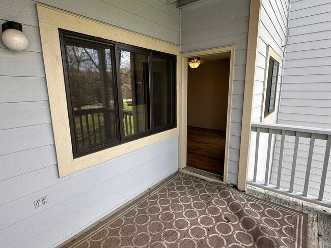 Building Photo - Awesome 2 BR/1 BA Condo in a Great St. Paul Neighborhood!