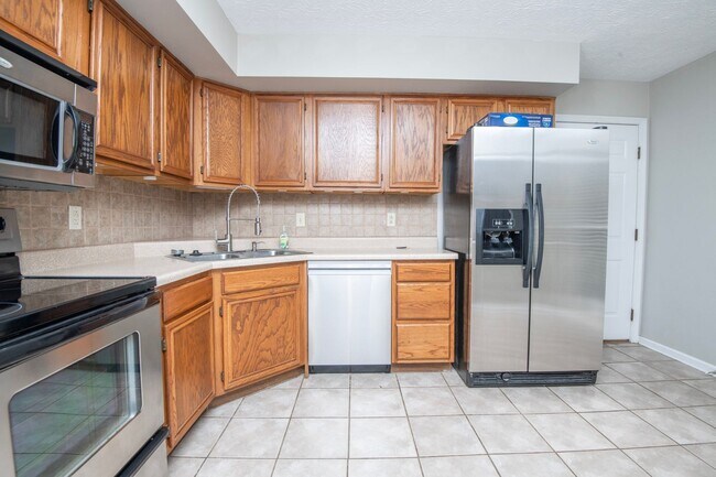Building Photo - Knoxville 37922 - 3 bedroom, 2 bath with fenced-in yard - Call Susan Niedergeses (865) 300-4722
